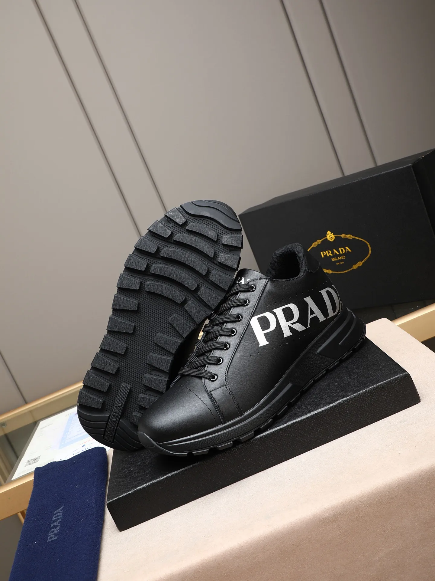 Men's shoes 💰460 PRADA's new model is on the market, the picture above is a must-sell! Fashionable casual men's shoes, trendy and versatile, relaxed and sporty style, imported cowhide leather uppers 3D printed and ultra-fine workmanship. Light and comfortable on the feet, available in 5 colors! 38-44(45 customized)